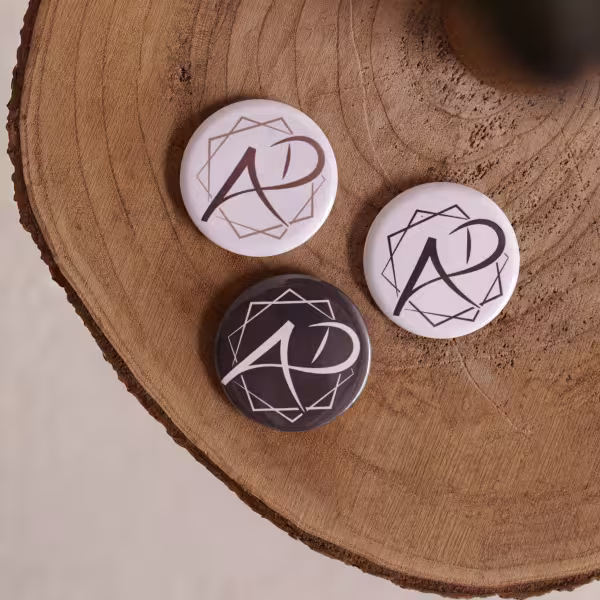 Przypinki z logo studia wokalnego Anna Dudziak